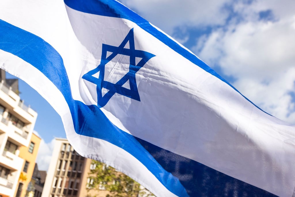 Eine israelische Flagge weht während der Kundgebung „Aufstehen gegen Israelhass und Antisemitismus“ in Köln.