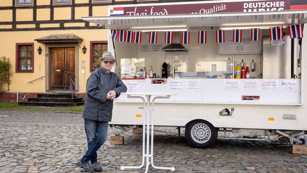 Bernd Schoenberg steht mit seinem Thai-food-Wagen auf dem Annaburger Marktplatz.