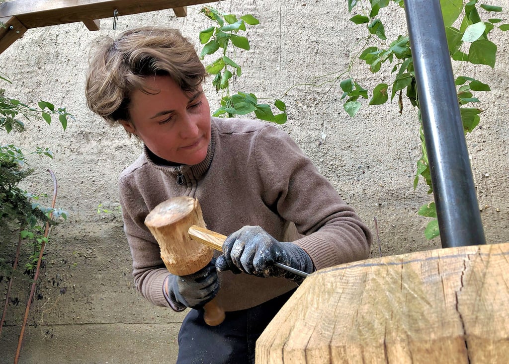 Line Jastram bearbeitet einen der Holzteile der Schachköniginnen, die bald vor dem Frauenzentrum „Dornrosa“ zu sehen sind.