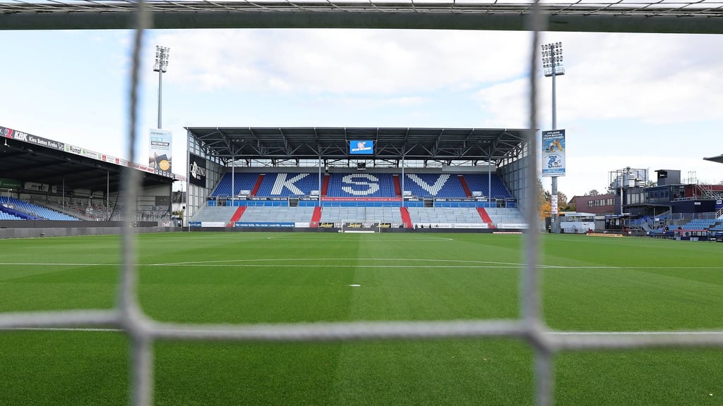 Das Holstein-Stadion in Kiel: Am 1. November findet das Spiel 1. FC Magdeburg gegen Holstein Kiel im DFB-Pokalturnier statt. Damit die Fans eine sichere Anreise haben, wendete sich die Polizei an die Fans.
