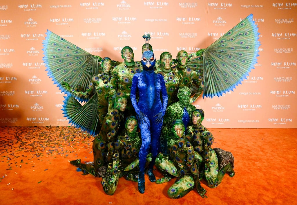 Heidi Klum kommt als Pfau verkleidet zu ihrer 22. jährlichen Halloween-Party in New York.