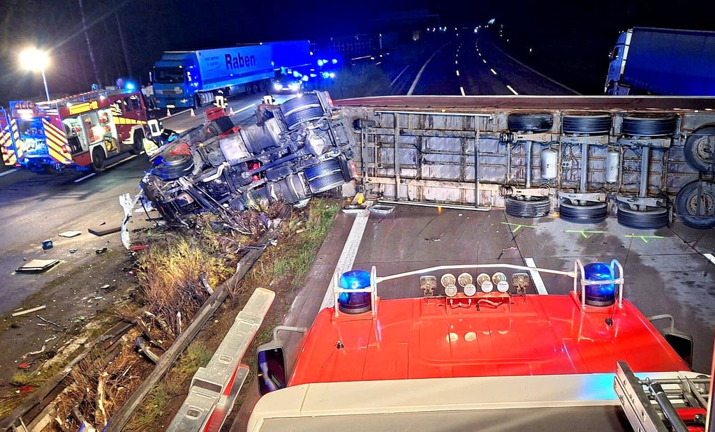 Unfallstelle auf der A2: Der Lkw lag halb auf der Gegenfahrbahn, als er vom Gegenverkehr getroffen wurde.