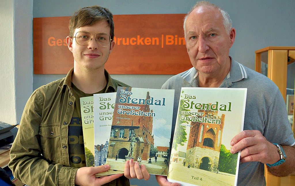 Joachim Kraatz (rechts) veröffentlicht sein viertes Buch mit historischen Stendaler Ansichten. Gestaltung und Layout hat Julien Strugalla, Mitarbeiter der Druck-Manufaktur Stendal, übernommen.