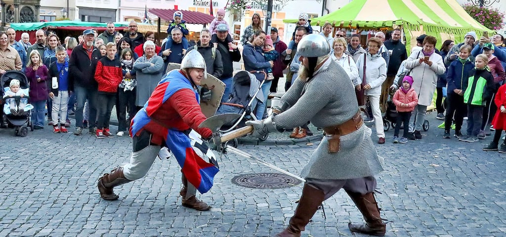 Beim Fest Luthers Geburtstag in Eisleben können die Besucher unter anderem Ritterkämpfe erleben.