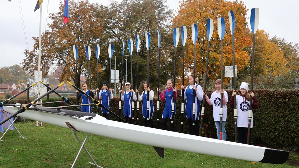 Jugendliche aus Havelberg und dem Umland sind in der Ruderriege aktiv. Hier wird die Bootstaufe für zwei Renndoppelzweier vorbereitet.