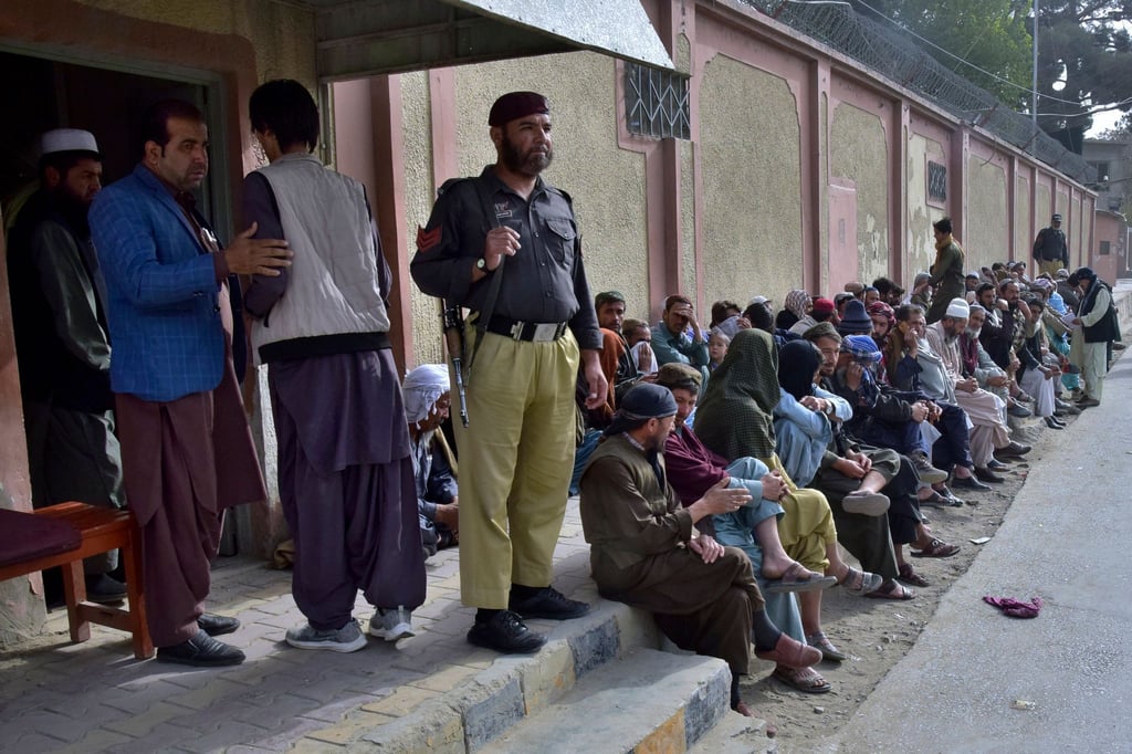 Afghanische Einwanderer warten vor dem afghanischen Konsulat im pakistanischen Quetta, um Reisedokumente für die Rückkehr in ihr Heimatland zu erhalten.