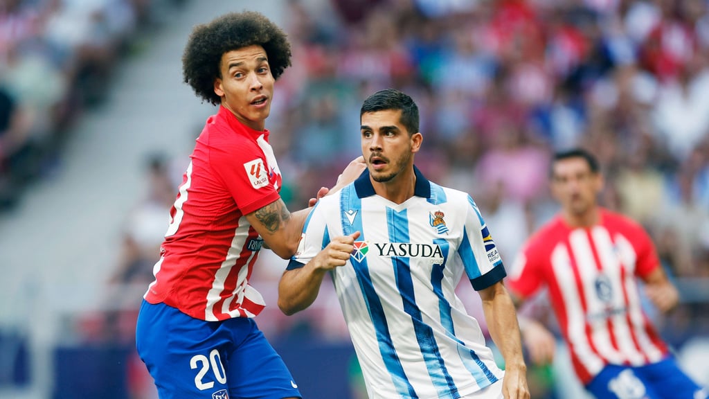 André Silva (r.) im Duell mit Axel Witsel von Atlético Madrid.