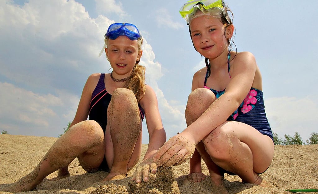 Kinder spielen im Sand im Seepark.