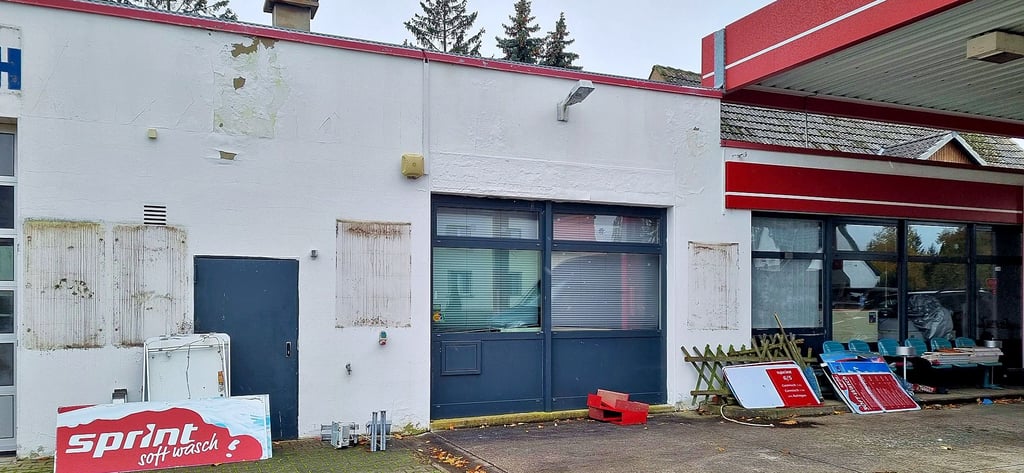 Ein Teilanblick von dem Sandauer Tankstellengebäude, wie es sich gegenwärtig zeigt. Die große Frage ist, ob es in Zukunft auch zu einer Tankstelle gehören wird.