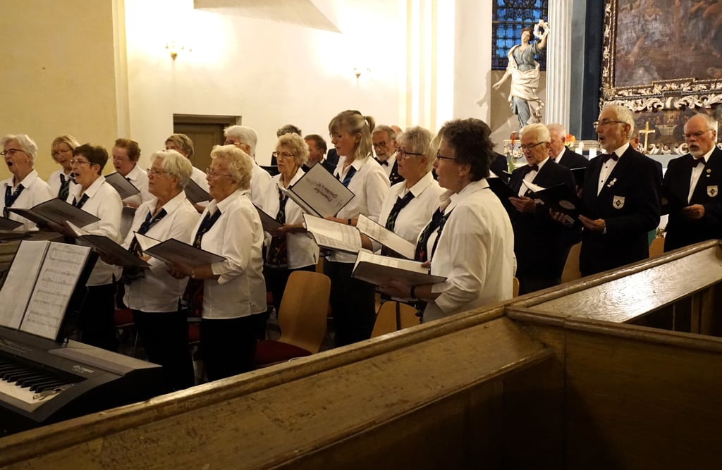 Traditionell singen Genthiner Frauen- und Männerchor zum Tag der Deutschen Einheit in der Trinitatis-Kirche.