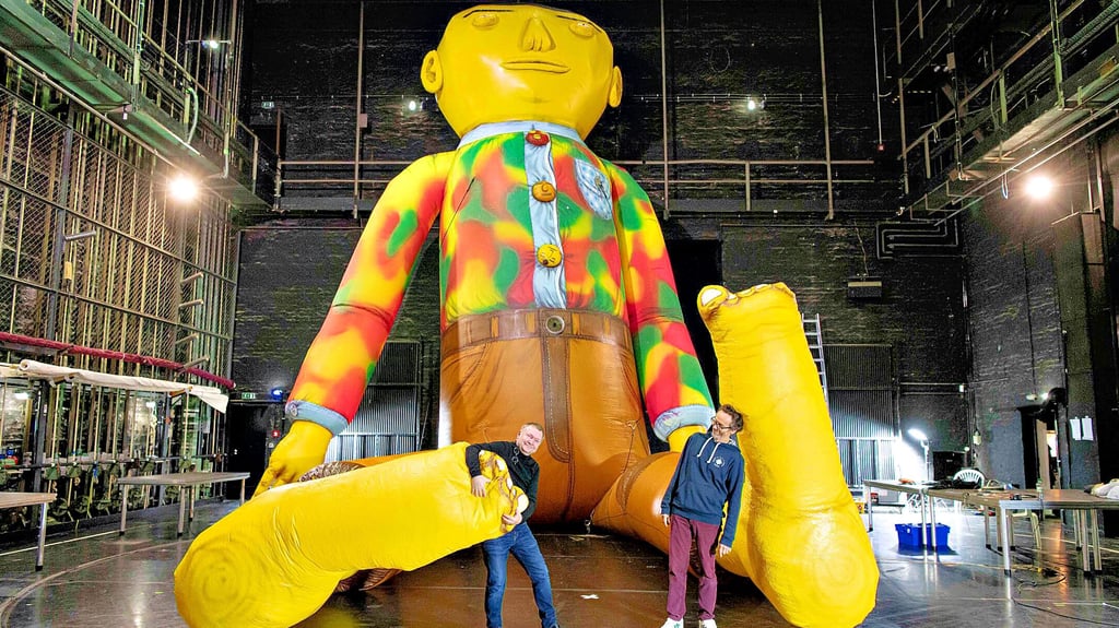 Christoph Werner (links) und Jean Philippe Hemery zeigen, wie groß der Gulliver für Halle werden soll.