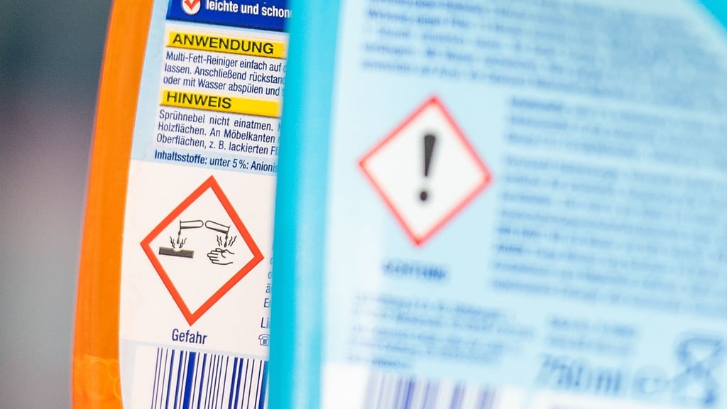 Ätzend und gefährlich: Hinweiszeichen auf Putzmittelverpackungen informieren über potenziell gefährliche Inhaltsstoffe.