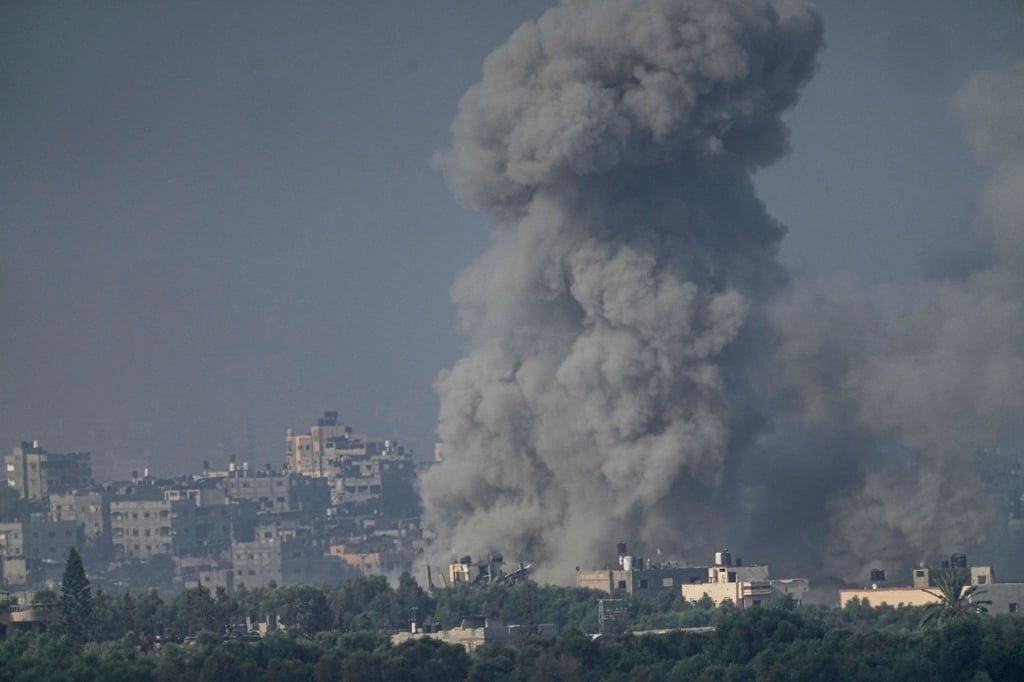 Rauch steigt nach einem israelischen Luftangriff im Gazastreifen auf.