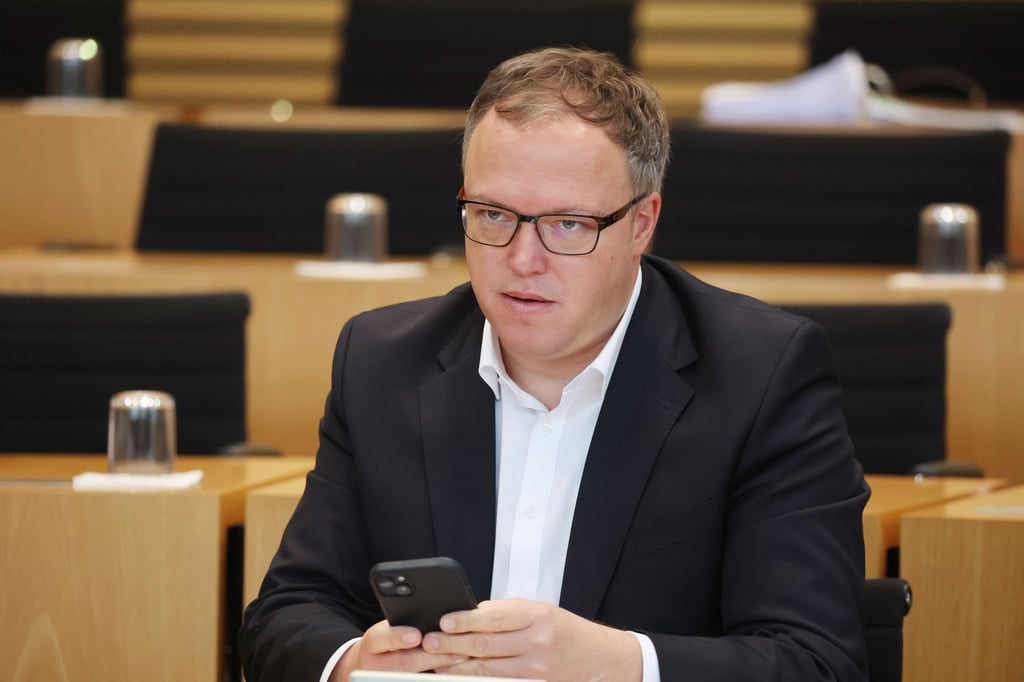 Mario Voigt (CDU), Fraktionsvorsitzender der CDU im Thüringer Landtag, sitzt vor Beginn der 120. Landtagssitzung im Plenarsaal.