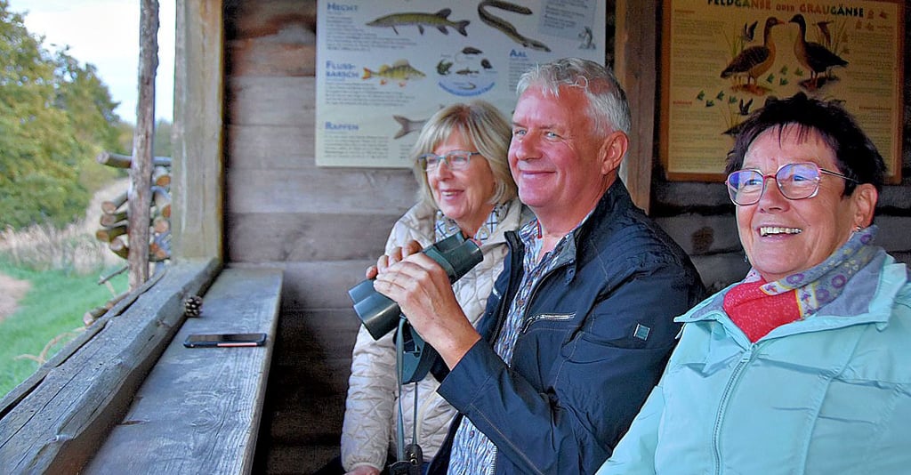 Die Biosphärenreservatsverwaltung hat für Besucher an der Flachwasserzone bei Piplockenburg Beobachtungshütten eingerichtet. Sabine (l.) und Rainer Zabel aus Magdeburg sowie  Petra Dittrich aus Haldensleben genießen das Naturschauspiel.
