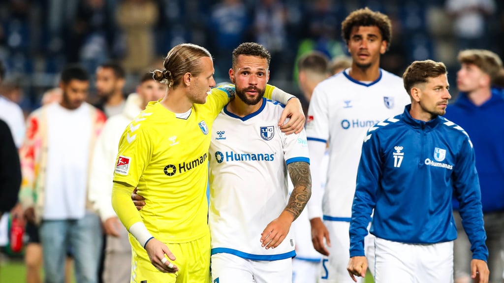 Dominik Reimann vom 1. FC Magdeburg legt den Arm um Luc Castaignos nach dem Unentschieden gegen den Karlsruhe SC. Der Monat Oktober, er sollte nicht der des FCM sein. Trotzdem spielten sich einige Spieler in den Fokus.