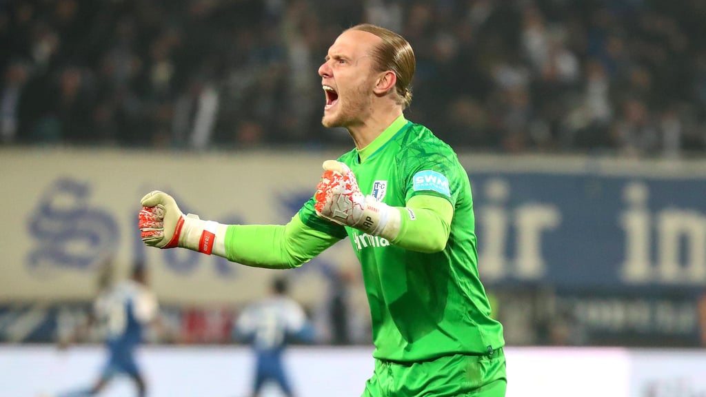 Dominik Reimann im Trikot des 1. FC Magdeburg: Jubel nach dem Sieg im DFB-Pokal gegen Holstein Kiel.