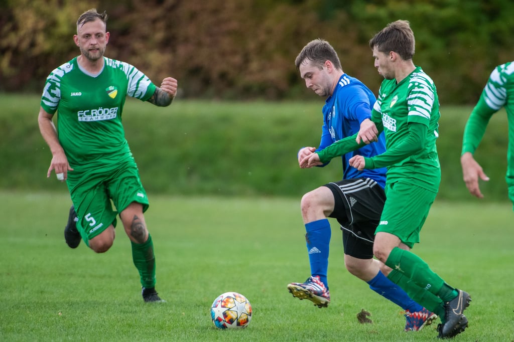 Moritz Prater (2.v.l.) war der Bad Kösener Torschütze beim 1:1 gegen Braunsbedra, das die Kurstädter auf den dritten Landesklasse-Tabellenplatz hievte.