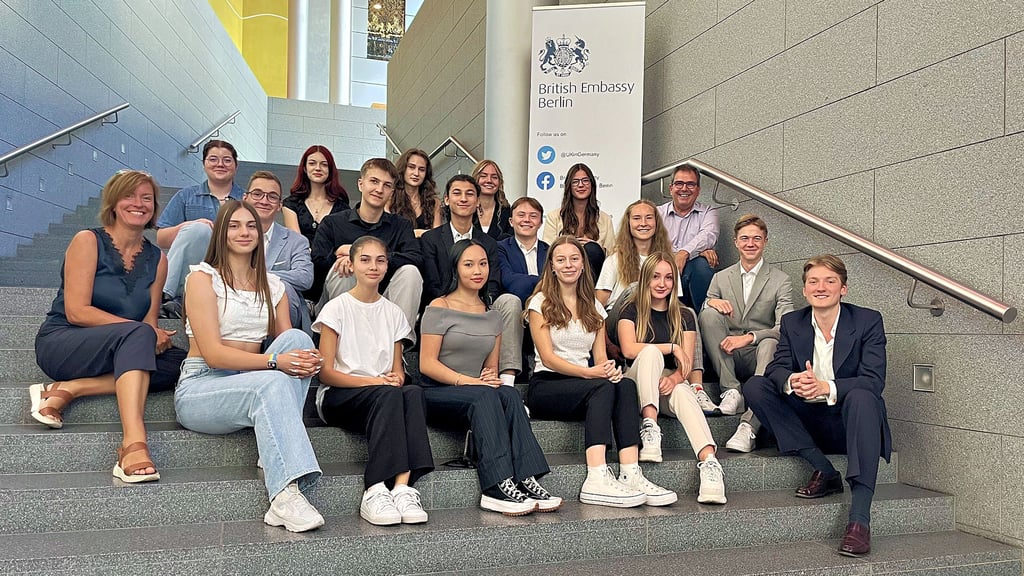 Schüler des Liboriusgymnasiums Dessau waren zu Besuch in der Britischen Botschaft in Berlin. Eingeladen worden waren sie vom ehemaligen Schüler ihres Gymnasiums Maximilian Stein (vorn rechts), der dort ein Praktikum gemacht hatte.
