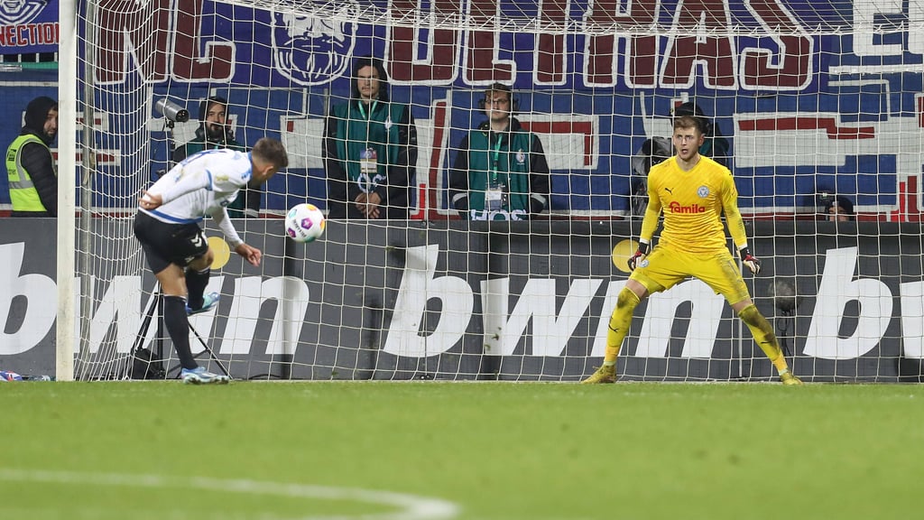 Eiskalt verwandelt: Ahmet Arslan schießt den 1. FC Magdeburg mit diesem Elfmetertor bei Holstein Kiel ins Achtelfinale des DFB-Pokals.