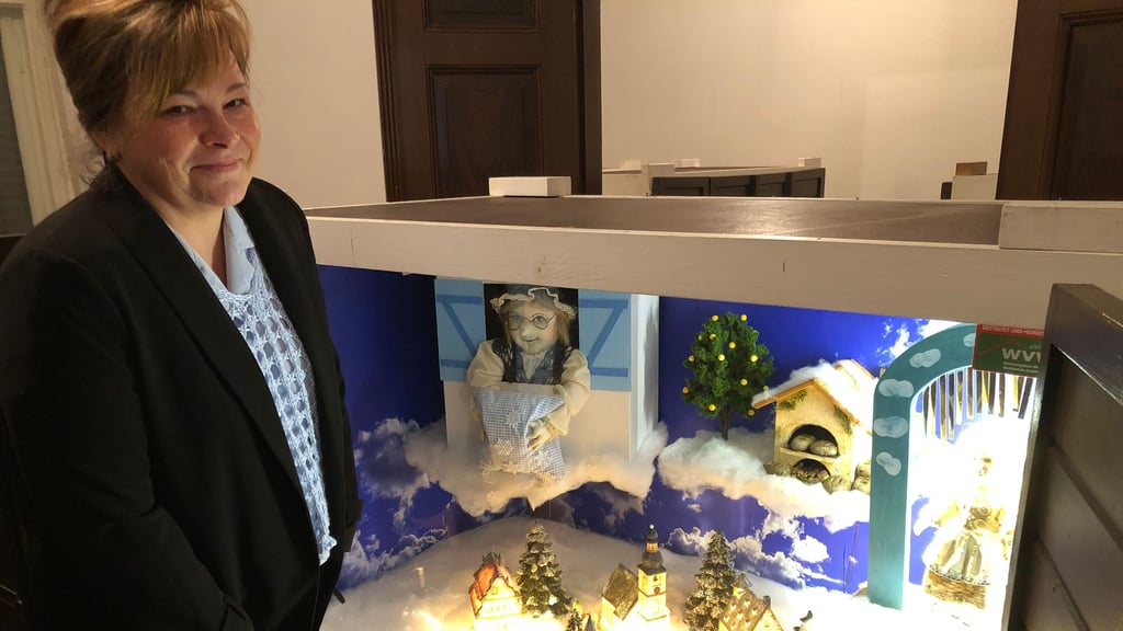 Kathleen Schechowiak zeigt die Märchenhütte mit Frau Holle.