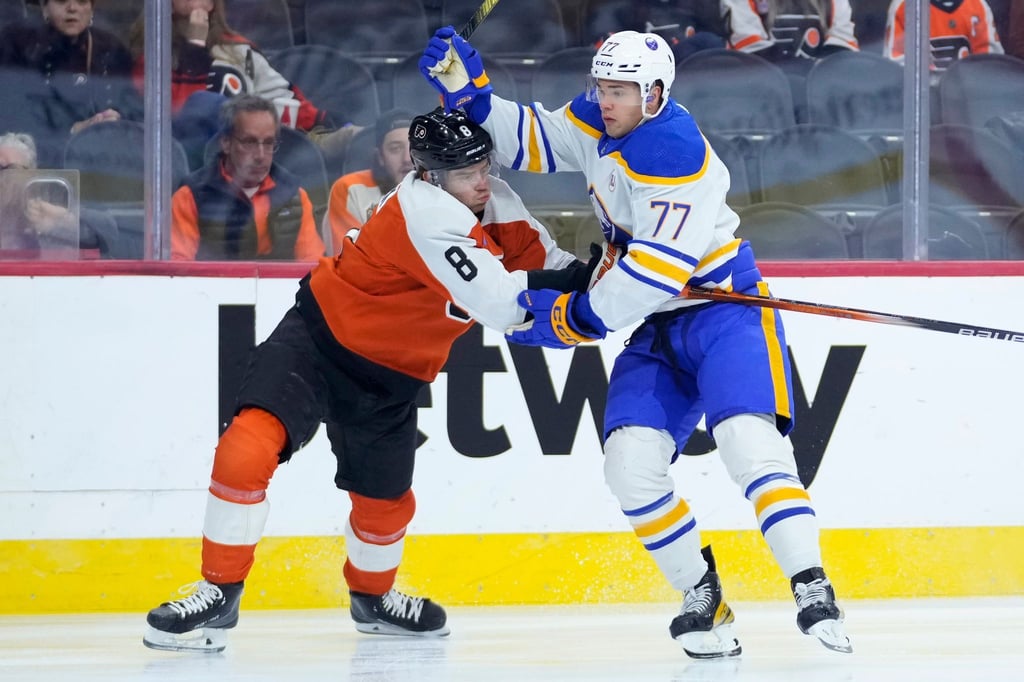 Cam York (l) von den Philadelphia Flyers und JJ Peterka von den Buffalo Sabres stoßen zusammen.