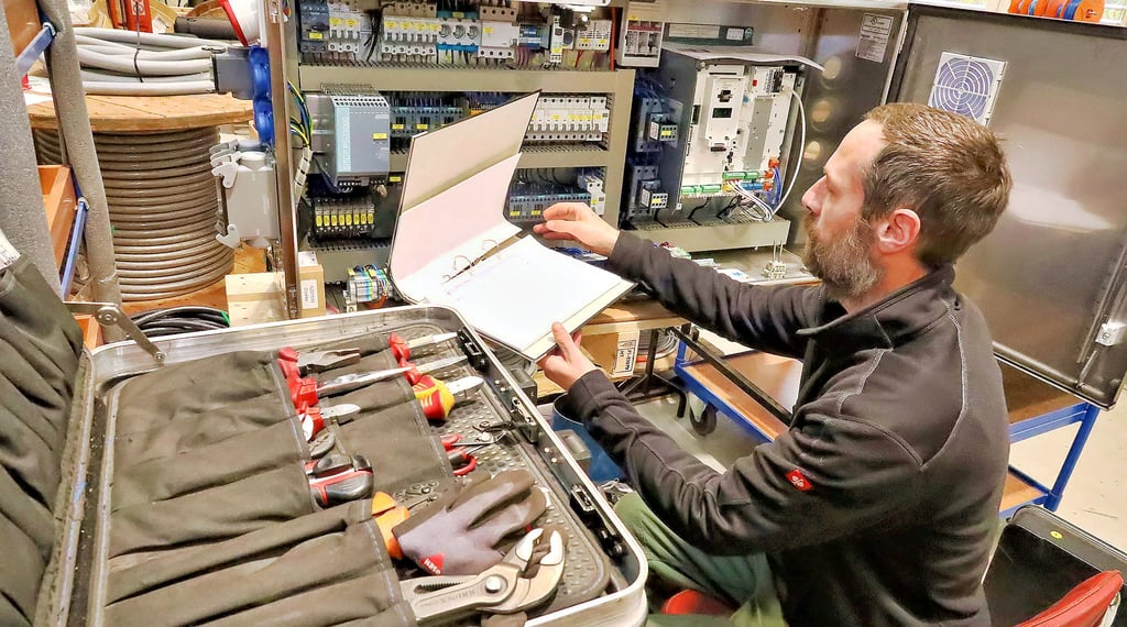 Elektriker Ronny Steinberg ist hier bei der Verkabelung eines Schaltschrankes.