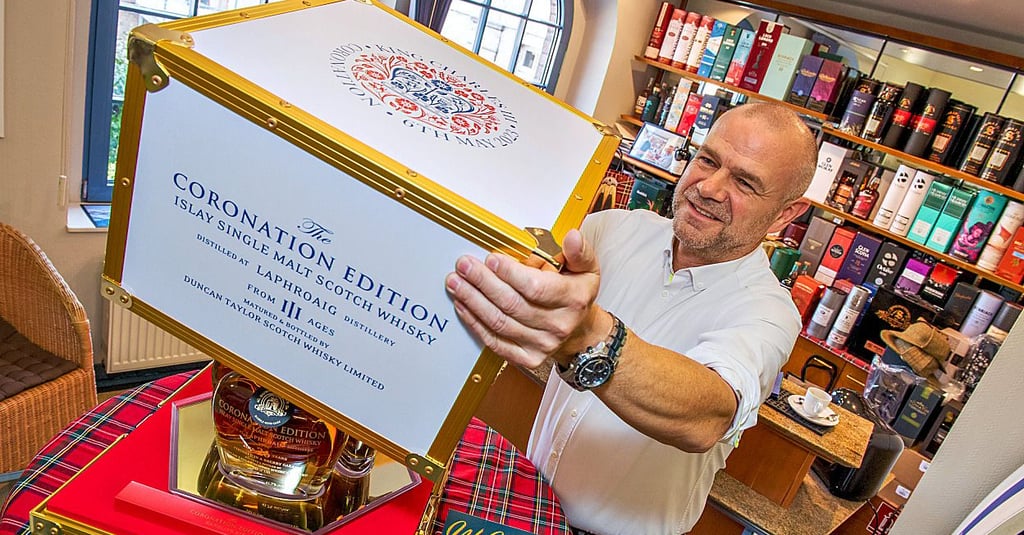 Vorsichtig hebt der Naumburger Modehändler Frank Hempel den Kistendeckel. Das Whisky-Set darunter ist schließlich von großem Wert.