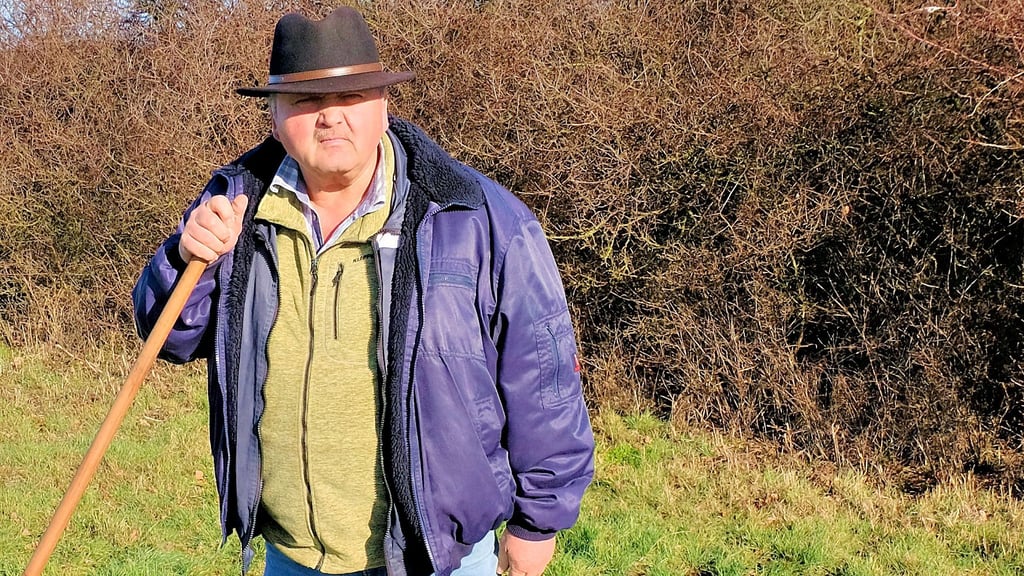 Ein Bild aus gemeinsamen Tagen. Schäfer Frank Seide aus Prettin hat mit seinem Hütehund bereits sieben Jahre zusammengearbeitet.