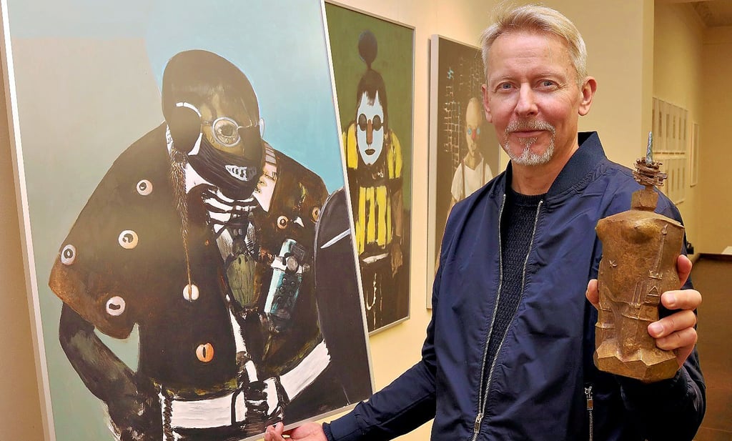 Joachim Penzel ist Kurator der Ausstellung im Literaturhaus. In der linken Hand hält er den angefertigten Pokal für Thomas Rug.