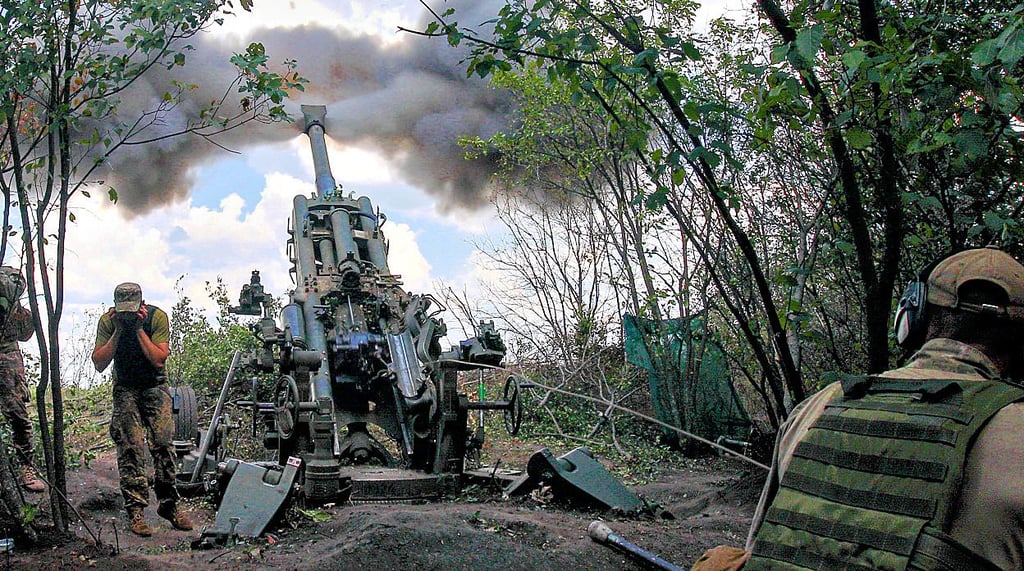 Ukrainische Soldaten feuern mit einer Haubitze von britischen Typ M777 in der Region Charkiw auf russische Stellungen.
