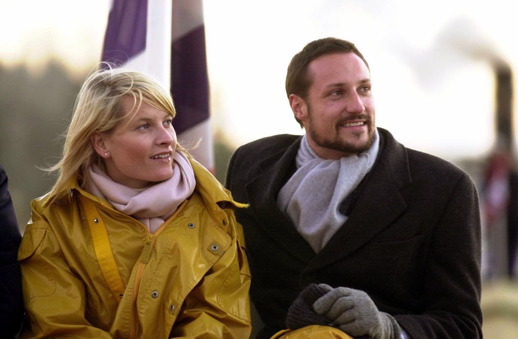 Norwegens Kronprinz Haakon und seine Frau Mette-Marit unternehmen auf dem alten Dampfer „Engebret Soot“ eine Reise durch die Region Oestfold, die südöstlich von Oslo gelegen ist (2001).