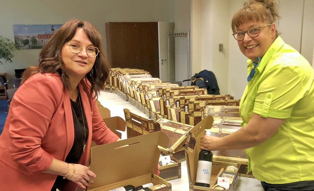 Manuela Noack-Schwede (links) und Ines Enzmann (Foto) sowie Hajo Bartlau und Christoph Baumann haben 50 Koffer gepackt.
