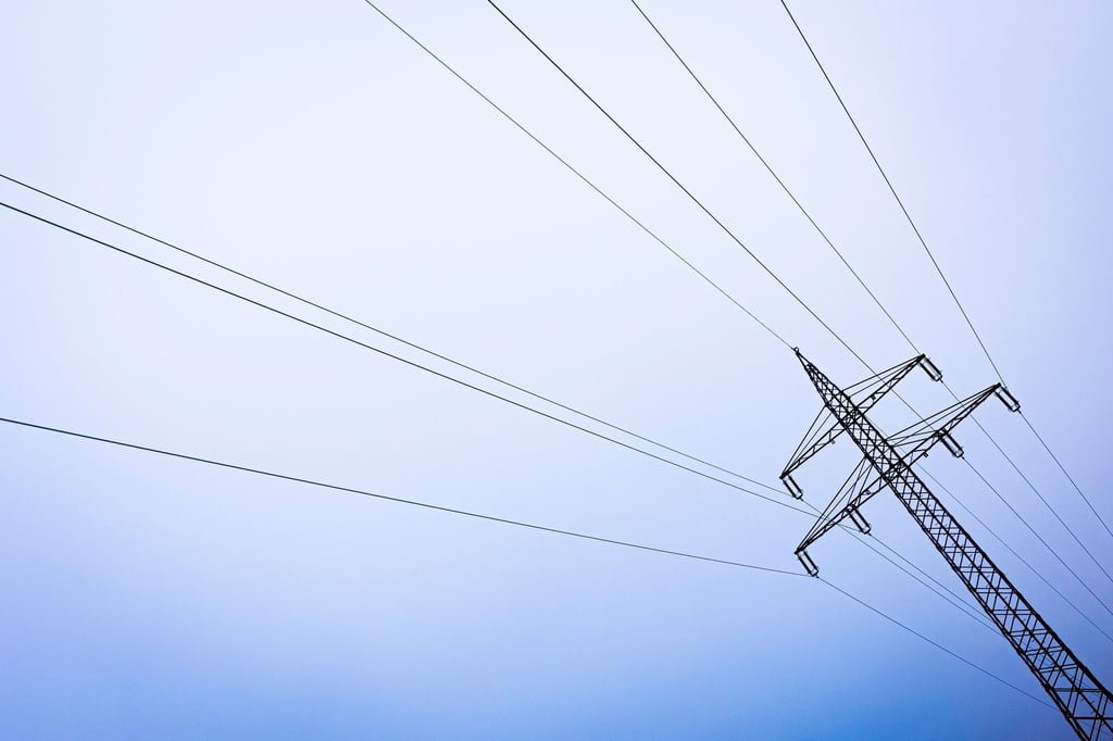 Ein Strommast steht in der Region Hannover. Deutschland verbraucht so wenig Energie wie nie zuvor.