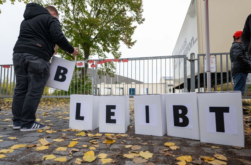 „Bleibt“ steht auf Kartons vor dem Werkstor des Spielwaren- und Möbelherstellers Haba in Eisleben.