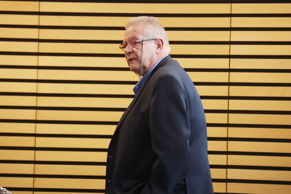 Dieter Laudenbach, AfD Abgeordneter, geht vor Beginn der 120. Landtagssitzung durch den Plenarsaal.