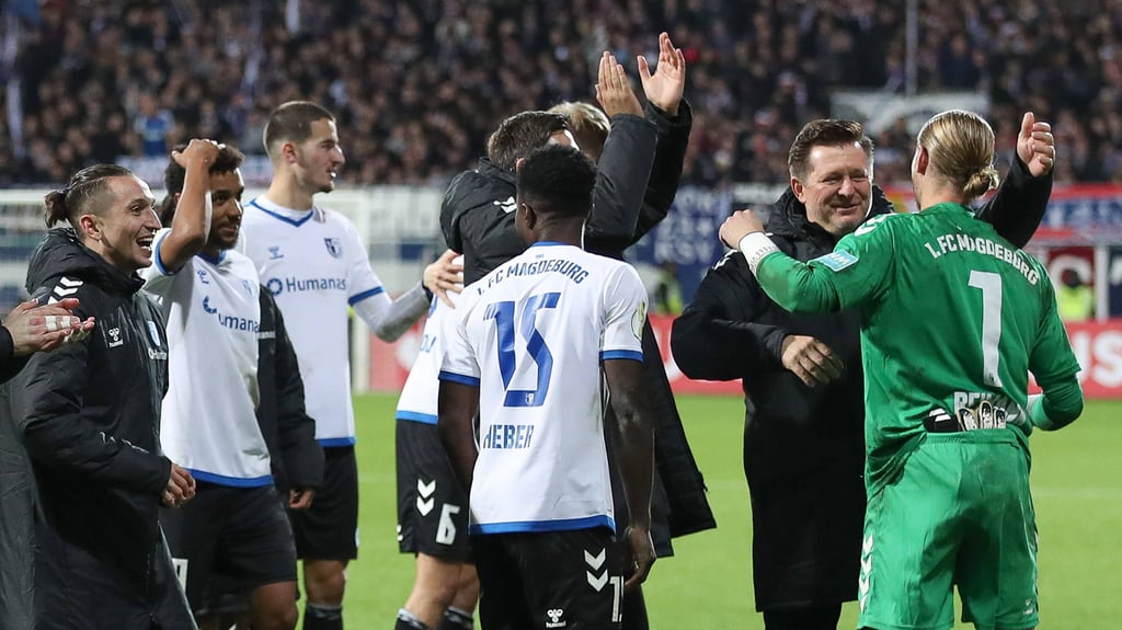 FCM-Trainer Christian Titz herzt Keeper Dominik Reimann nach dem DFB-Pokal-Erfolg bei Holstein Kiel.