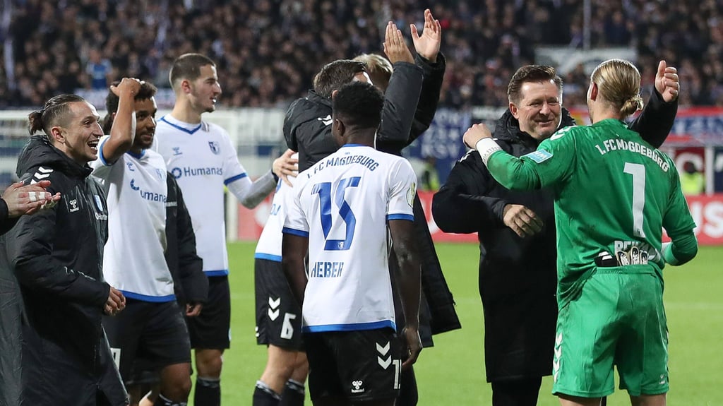 FCM-Trainer Christian Titz herzt Keeper Dominik Reimann nach dem DFB-Pokal-Erfolg bei Holstein Kiel.