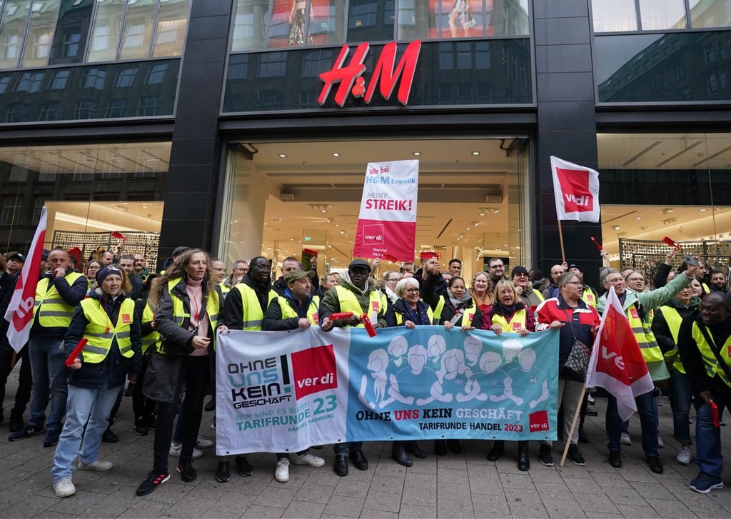 Beschäftigte von H&M streiken vor der H&M-Filiale in der Spitaler Straße in Hamburg.