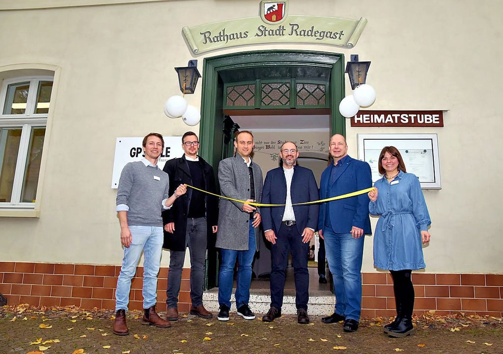 Symbolisch wurde am Donnerstag das Band zur Eröffnung durchgeschnitten. Ansprechpartnerin vor Ort ist künftig Lisa Schöppe (r.).
