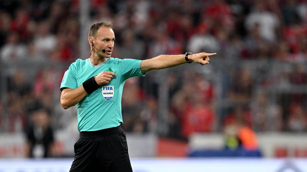 Bastian Dankert ist als FIFA-Schiedsrichter sehr erfahren. Am Samstag leitet er das Bundesliga-Spiel zwischen Mainz 05 und RB Leipzig.