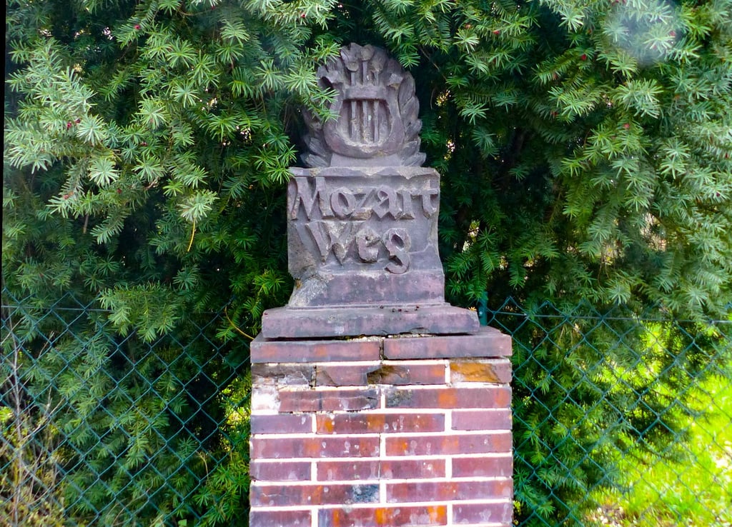 Der Stein „Mozartweg“ steht am Ende des Schilfweges