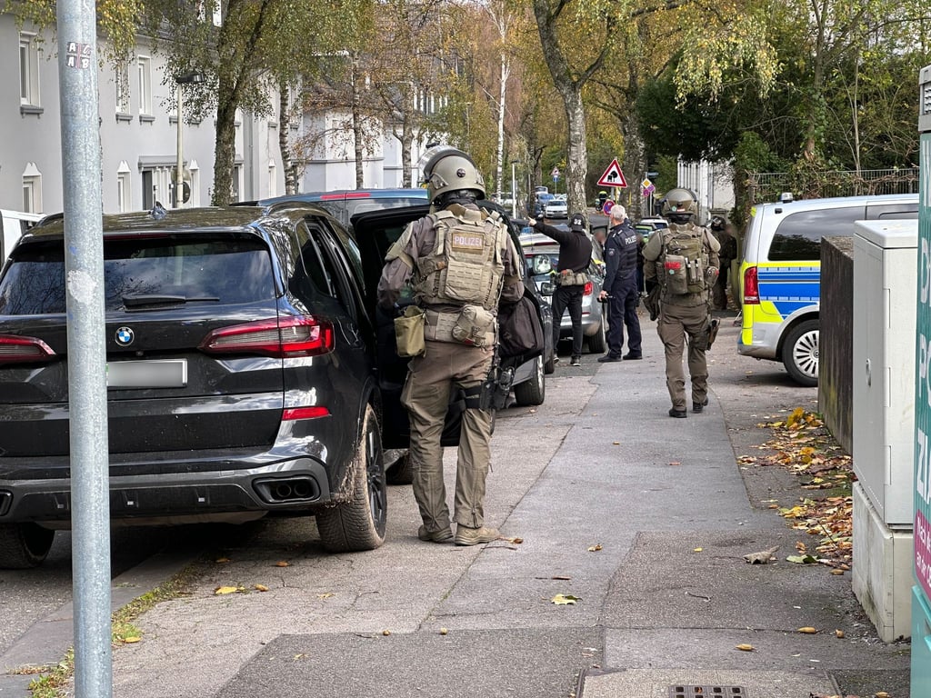 SEK-Beamte hatten nach Hinweisen auf einen Bewaffneten eine Gesamtschule in Solingen umstellt. Jetzt gibt es Entwarnung.
