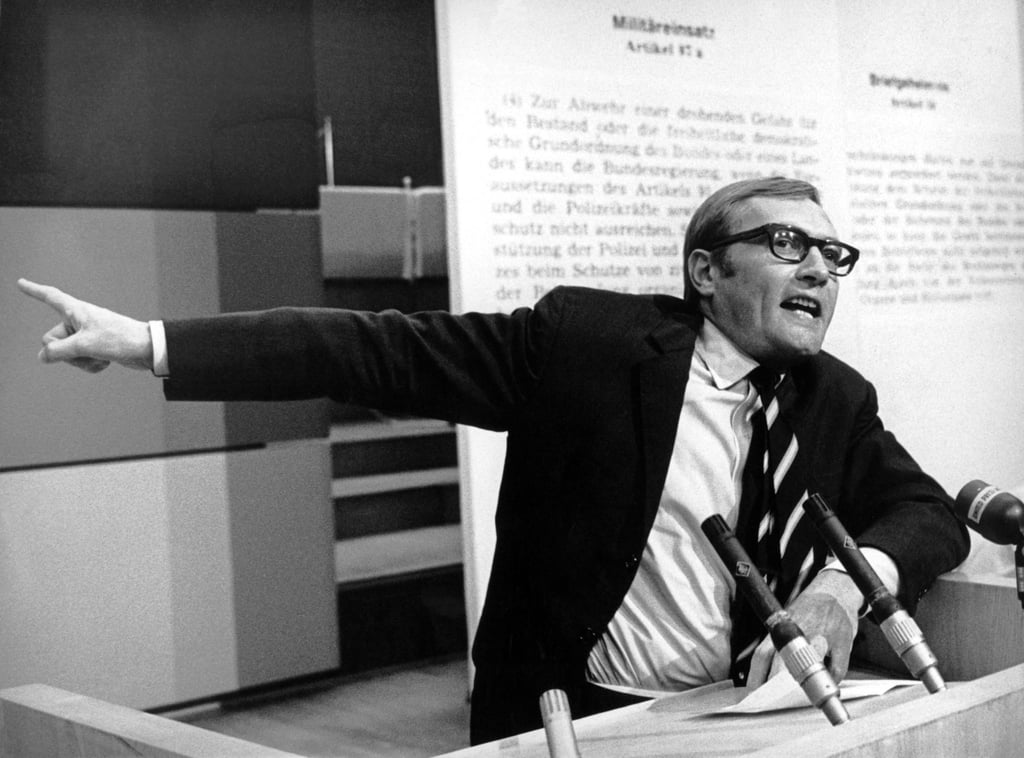 Der „Spiegel“-Herausgeber Rudolf Augstein referiert bei einer Anti-Notstandskundgebung in Frankfurt (1968).