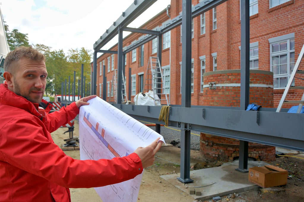 Architekt Marc Maylahn vor der sanierten Schuhfabrik in Burg, wo derzeit die Laubengänge installiert werden.