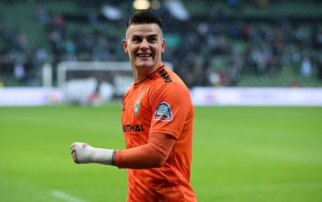 Werders Torwart Michael Zetterer freut sich über einen Sieg.