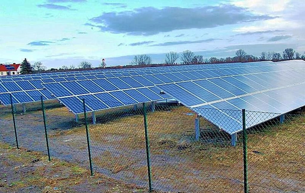 Ein solcher Solarpark wie hier im Hecklinger Gewerbegebiet „Bodewiesen“ soll auch im Industriegebiet in Westeregeln entstehen.