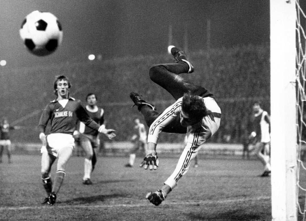 FCM-Torwartlegende Dirk Heyne wehrt spektakulär den Schuss vom Schalker Herbert Demange beim UEFA-Pokalspiel 1977 ab.