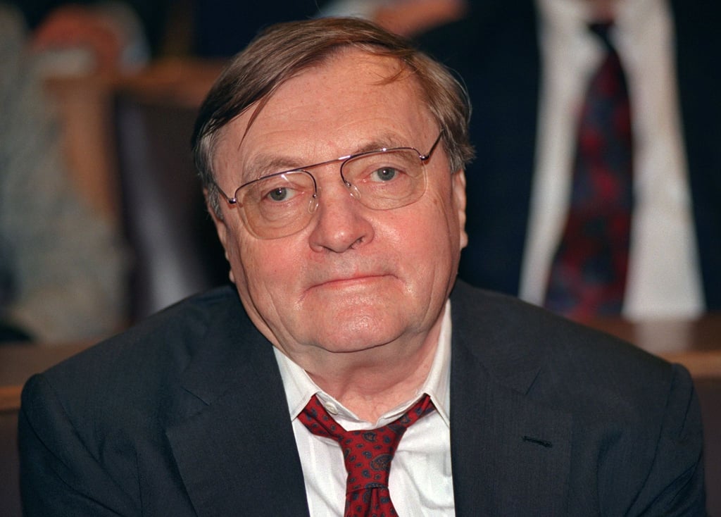 Der deutsche Publizist und Herausgeber des Hamburger Nachrichtenmagazins „Der Spiegel“, Rudolf Augstein gilt als streitbarer Geist.