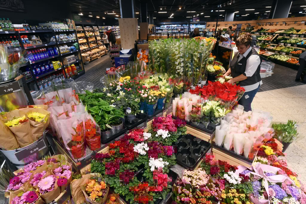 Blumen im Eingangsbereich des umgebauten Einkaufsmarktes: Den Kunden gefiel die neue Optik.